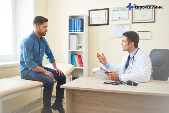 Мужчина сидит на приеме у врача